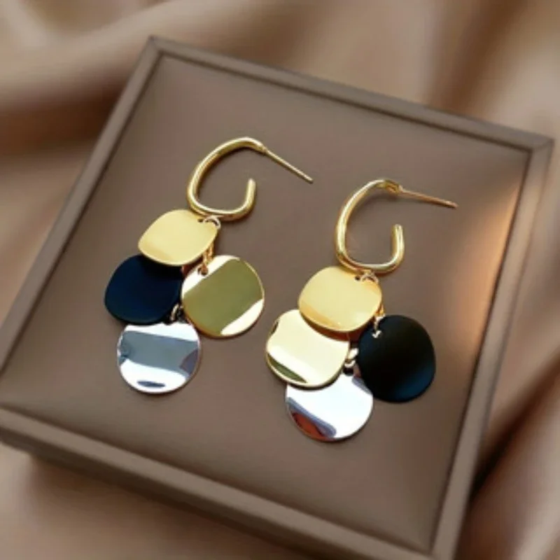 Noira Luxe Circle Drop Necklace - Image 5