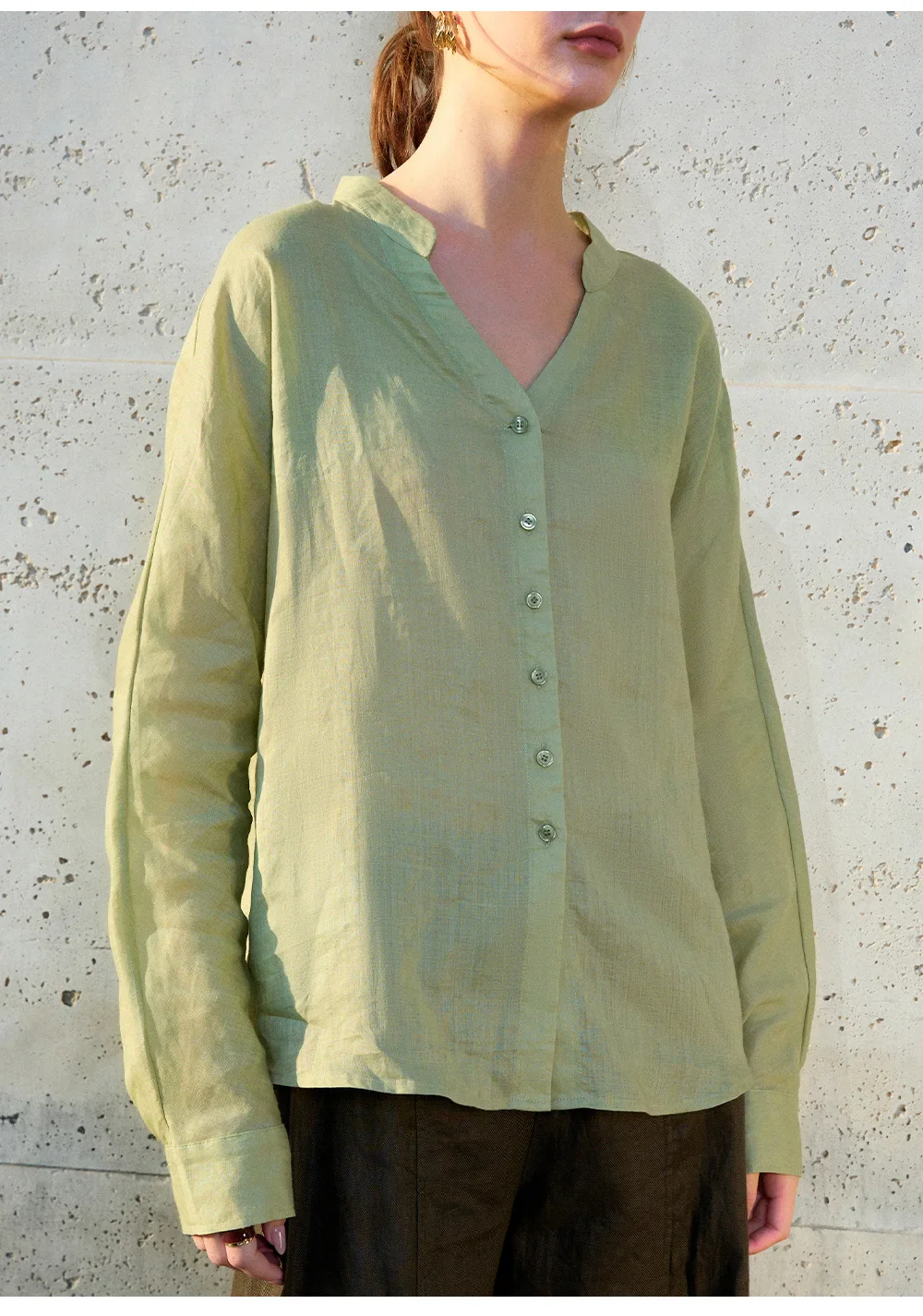 The Collarless Linen V-Neck Shirt - Image 32