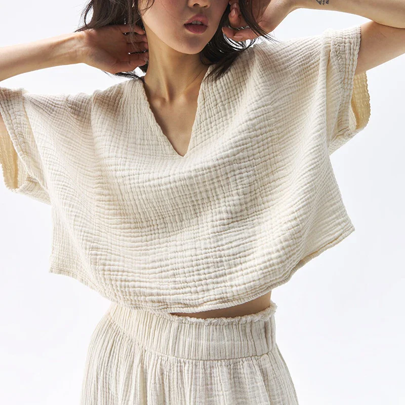 The Gauze V-Neck Crop Tee - Image 4