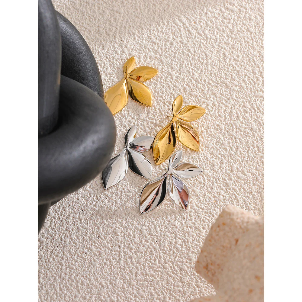 Marais Golden Leaf Stud Earrings High Shine - Image 7