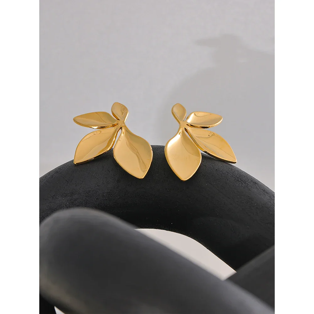 Marais Golden Leaf Stud Earrings High Shine - Image 8