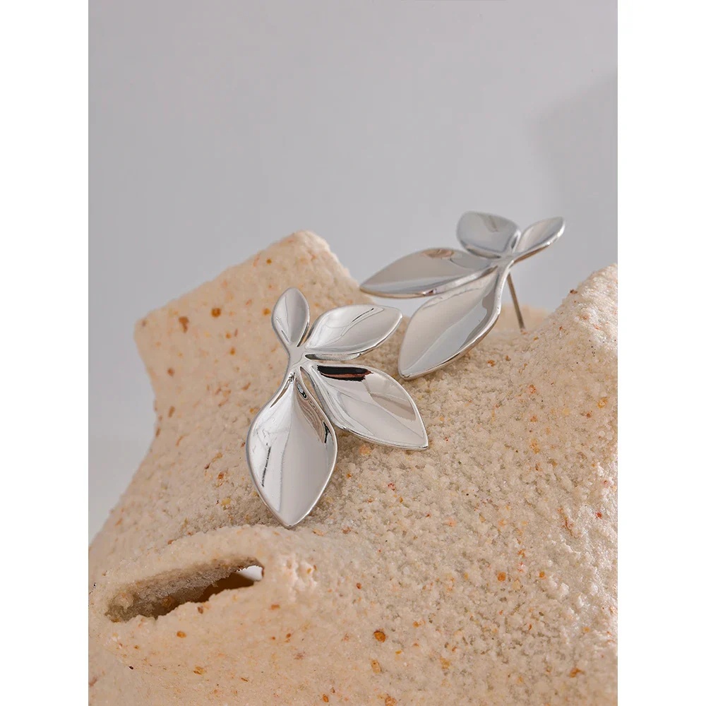 Marais Golden Leaf Stud Earrings High Shine - Image 9
